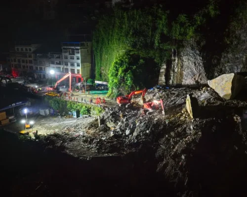 Operações de resgate seguem após deslizamento de terra em Chongqing