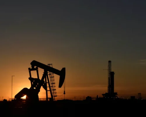 Petróleo dispara com escalada entre Estados Unidos e Irã no Estreito de Ormuz