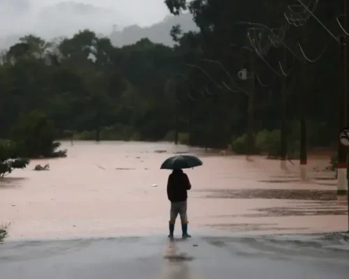 Aviso vermelho, de grande perigo, é emitido para o RS; Confira a previsão completa