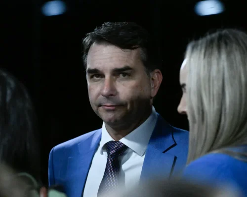 Sem apoios, Flávio Bolsonaro ainda pode desistir da disputa presidencial até 15 de agosto