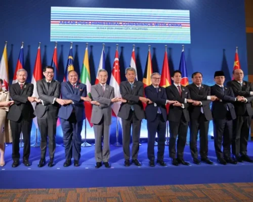 China e ASEAN reforçam cooperação diante de tensões regionais