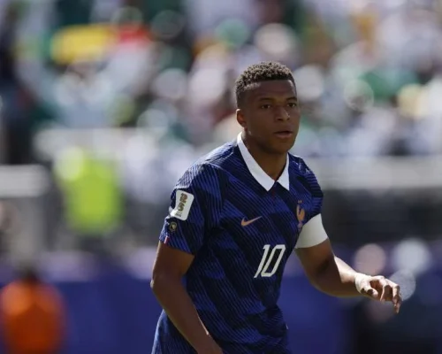 Mbappé prevê títulos com a França e lamenta frustração na Copa: