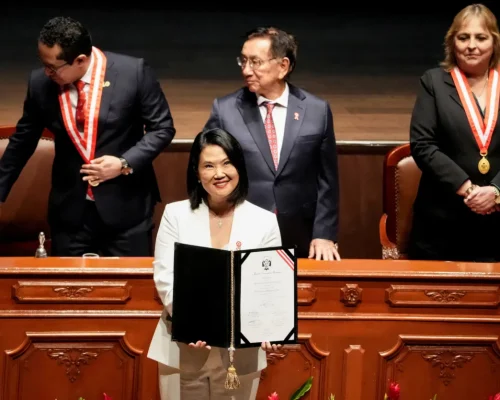Keiko Fujimori toma posse, adota tom conciliador e manda sinais positivos para o Brasil