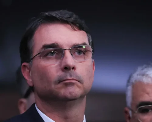 Pesquisa Atlas/Bloomberg: Flávio Bolsonaro lidera rejeição no país e 46,6% temem sua eleição