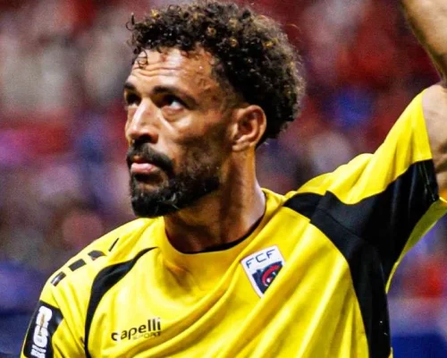 Vozinha põe fim à novela e chega ao Chile para defender o Colo-Colo: