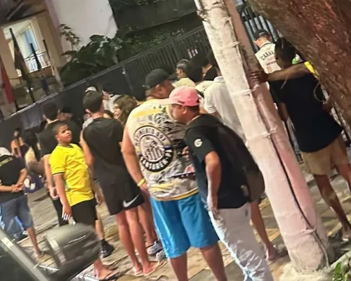 Torcedores do Santos aguardam jogadores na porta de hotel em Belém