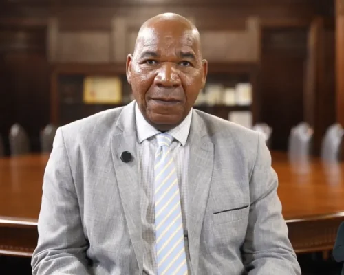 Deputado Reis homenageia o educador José Vicente com o Colar de Honra ao Mérito Legislativo na Alesp