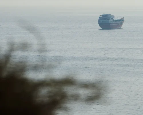 Porto dos Emirados Árabes Unidos que contorna Ormuz recebe grandes carregamentos