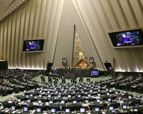 Parlamento iraniano avança em projeto que proíbe navios de EUA e Israel de atravessarem Ormuz