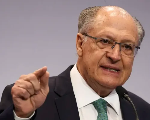 Alckmin diz que Brasil busca crédito emergencial diante de protecionismo dos EUA e que país não deixará mesa de negociação