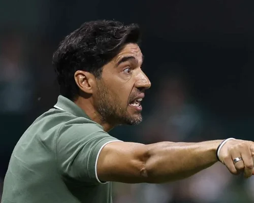 Principal organizada do Palmeiras pede saída de Abel Ferreira: