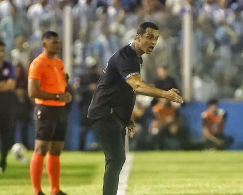 Junior Rocha destaca torcida e minimiza vaias após virada do Paysandu