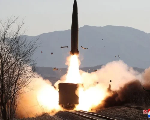 Coreia do Norte lança míssil antes de exercícios militares conjuntos EUA-Coreia do Sul
