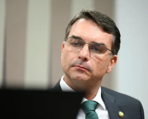 Sites do Senado e da Alerj registram pós-graduação não cursada por Flávio Bolsonaro
