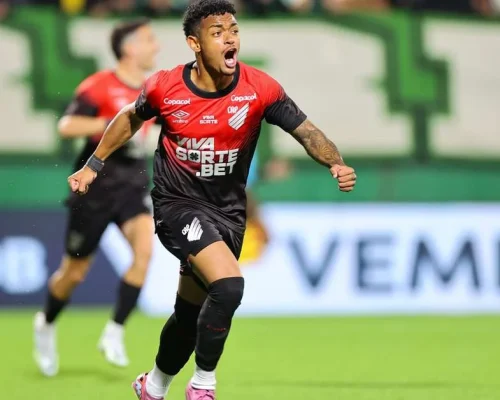 Justiça condena Léo Derik, jogador do Athletico-PR, a 13 anos de prisão por estupro