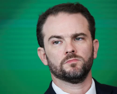 Durigan volta a criticar tarifaço dos EUA e diz que o Brasil “não se dobra”