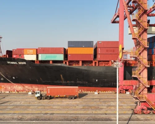 Rota marítima chinesa no Ártico atrai demanda e refuta críticas ocidentais, diz editorial do Global Times