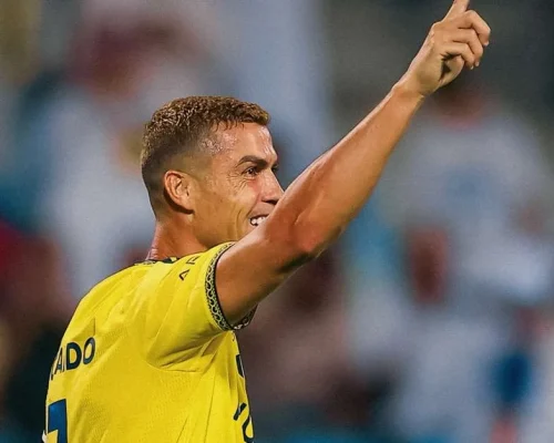 Cristiano Ronaldo faz primeiro jogo após Copa, marca 977º gol e mira milésimo