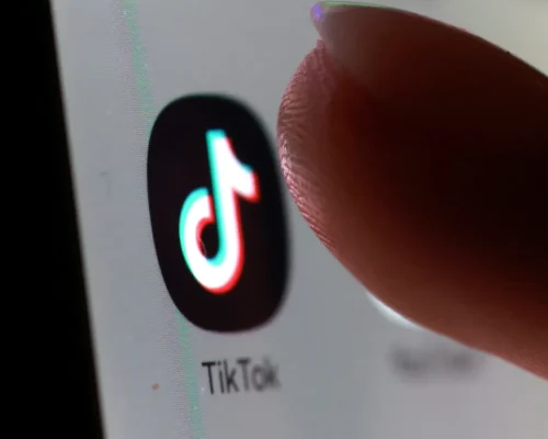 TikTok é multado em R$ 153,7 milhões por falhas na proteção de menores