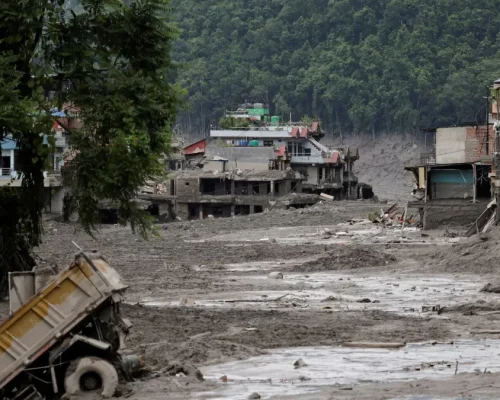 Terremoto de pouca profundidade pode ter provocado enchente devastadora no Nepal