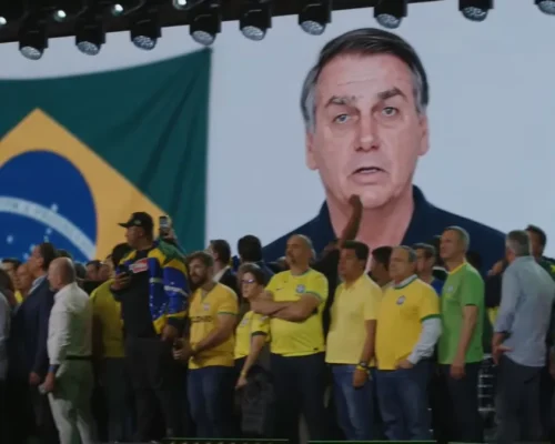 TSE deve multar campanha de Flávio Bolsonaro por uso de avatar de Jair