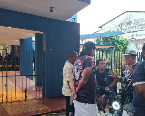 Torcedores do Remo protestam contra Léo Condé e cobram atitude da diretoria