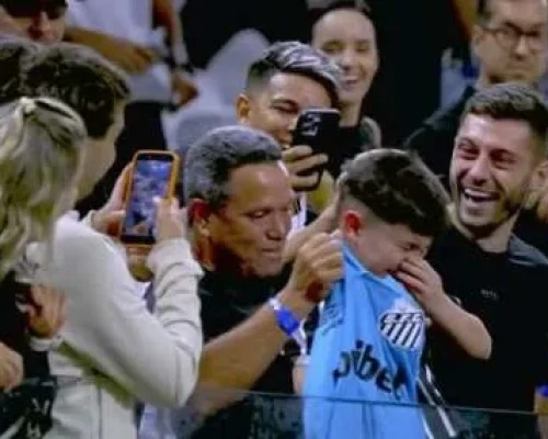 Corinthians é denunciado ao STJD após torcida ofender garoto que ganhou camisa de Neymar
